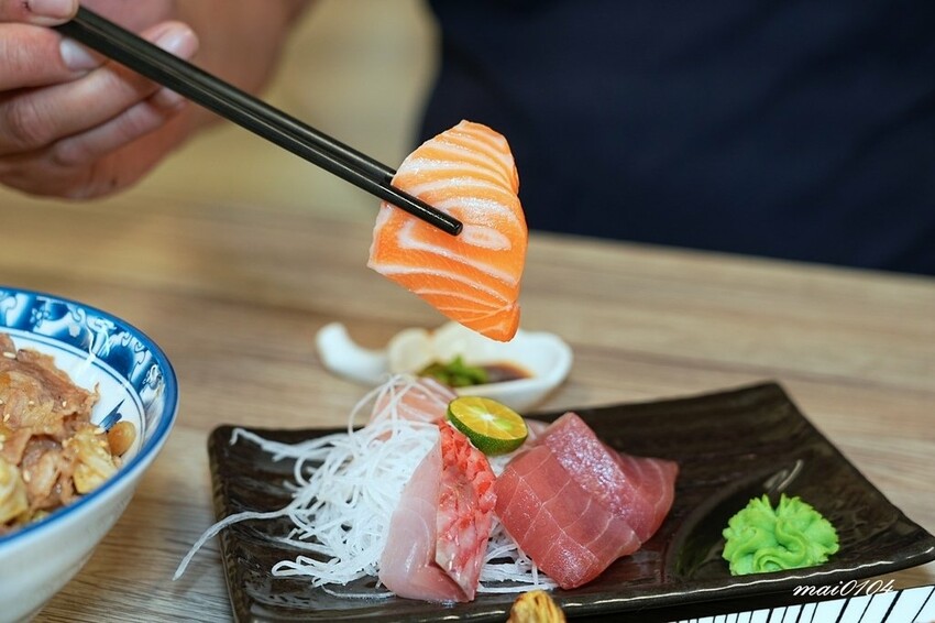 隱藏在八德大湳市場內、平日只開三小時的紳爺食堂，提供平價高C