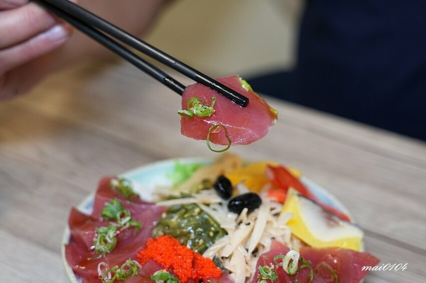 隱藏在八德大湳市場內、平日只開三小時的紳爺食堂，提供平價高C