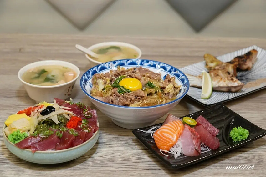 隱藏在八德大湳市場內、平日只開三小時的紳爺食堂，提供平價高C