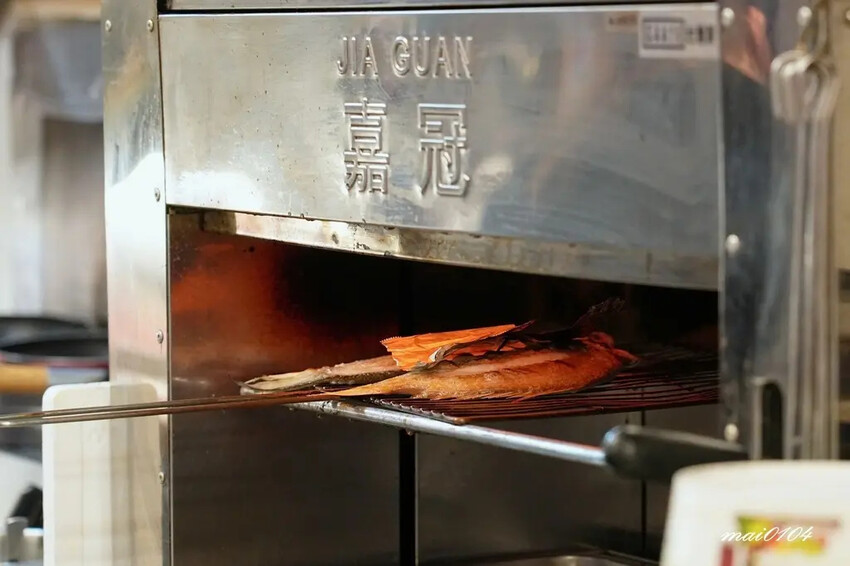 隱藏在八德大湳市場內、平日只開三小時的紳爺食堂，提供平價高C