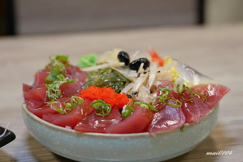 隱藏在八德大湳市場內、平日只開三小時的紳爺食堂，提供平價高C