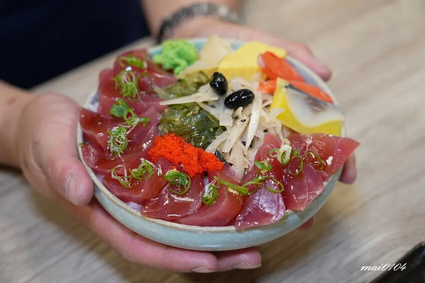 隱藏在八德大湳市場內、平日只開三小時的紳爺食堂，提供平價高C