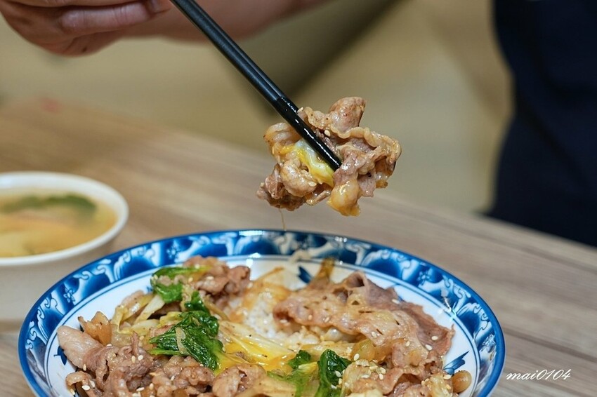 隱藏在八德大湳市場內、平日只開三小時的紳爺食堂，提供平價高C