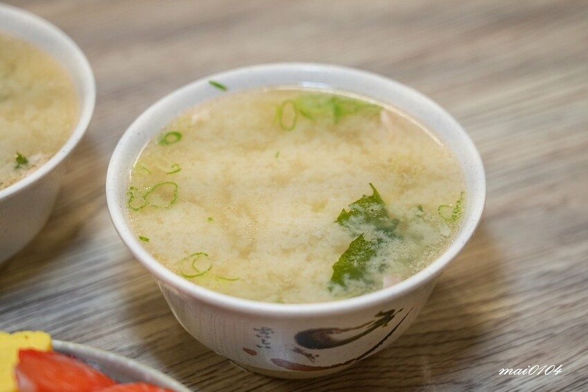 隱藏在八德大湳市場內、平日只開三小時的紳爺食堂，提供平價高C