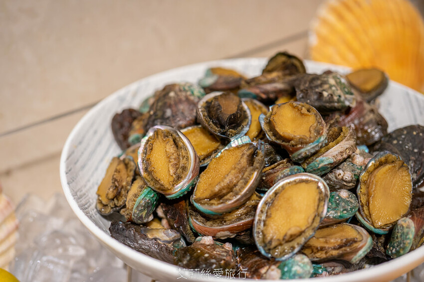 到漁港欣賞無敵海景 海鮮牛排吃到飽！6歲以下免收費！脆皮烤鴨、澎湃海鮮、宴客大菜、啤酒紅酒白酒喝到飽！百道菜色甜點飲料都無限吃...