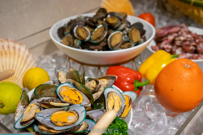 到漁港欣賞無敵海景 海鮮牛排吃到飽！6歲以下免收費！脆皮烤鴨、澎湃海鮮、宴客大菜、啤酒紅酒白酒喝到飽！百道菜色甜點飲料都無限吃...