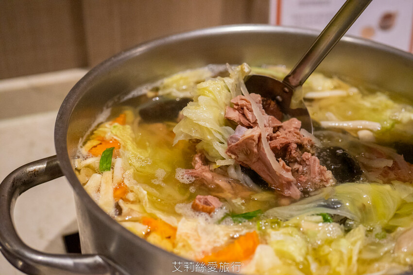 到漁港欣賞無敵海景 海鮮牛排吃到飽！6歲以下免收費！脆皮烤鴨、澎湃海鮮、宴客大菜、啤酒紅酒白酒喝到飽！百道菜色甜點飲料都無限吃...