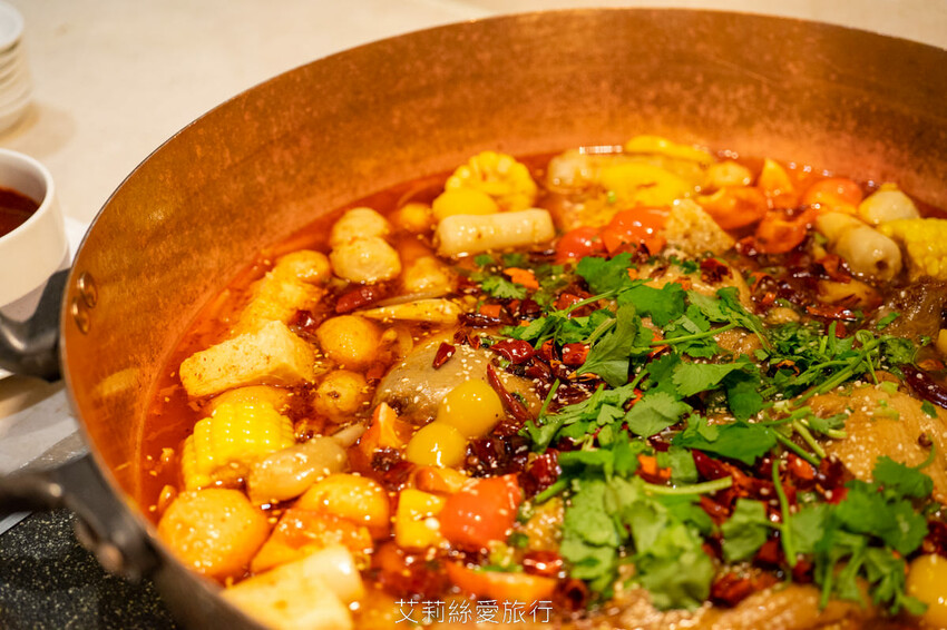 到漁港欣賞無敵海景 海鮮牛排吃到飽！6歲以下免收費！脆皮烤鴨、澎湃海鮮、宴客大菜、啤酒紅酒白酒喝到飽！百道菜色甜點飲料都無限吃...