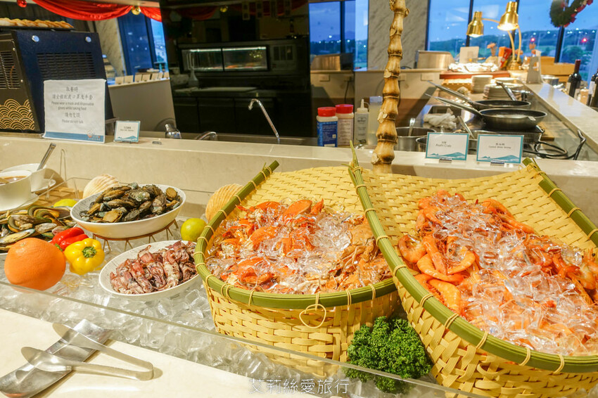 到漁港欣賞無敵海景 海鮮牛排吃到飽！6歲以下免收費！脆皮烤鴨、澎湃海鮮、宴客大菜、啤酒紅酒白酒喝到飽！百道菜色甜點飲料都無限吃...