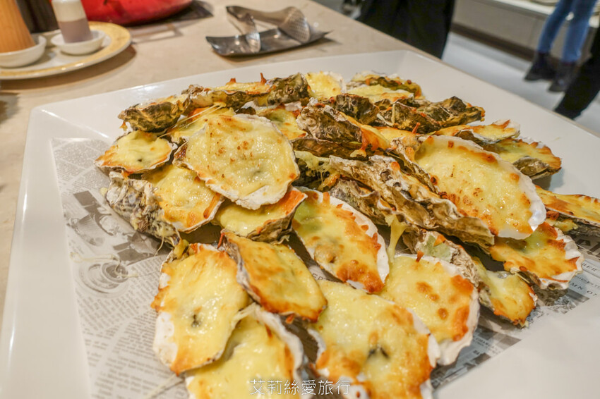 到漁港欣賞無敵海景 海鮮牛排吃到飽！6歲以下免收費！脆皮烤鴨、澎湃海鮮、宴客大菜、啤酒紅酒白酒喝到飽！百道菜色甜點飲料都無限吃...