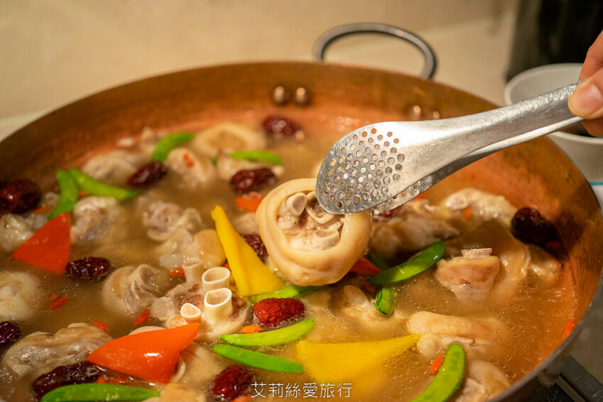 到漁港欣賞無敵海景 海鮮牛排吃到飽！6歲以下免收費！脆皮烤鴨、澎湃海鮮、宴客大菜、啤酒紅酒白酒喝到飽！百道菜色甜點飲料都無限吃...