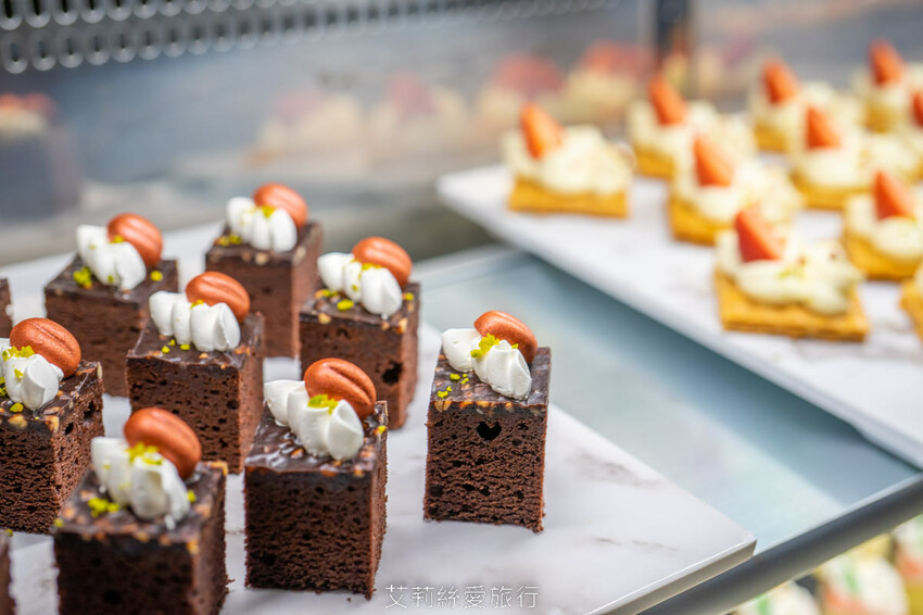 到漁港欣賞無敵海景 海鮮牛排吃到飽！6歲以下免收費！脆皮烤鴨、澎湃海鮮、宴客大菜、啤酒紅酒白酒喝到飽！百道菜色甜點飲料都無限吃...