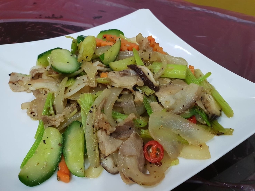 【新竹.鎮西堡】希莉克寵物友善民宿。加購晚餐一人$350廚藝超棒。民宿有貓六七隻