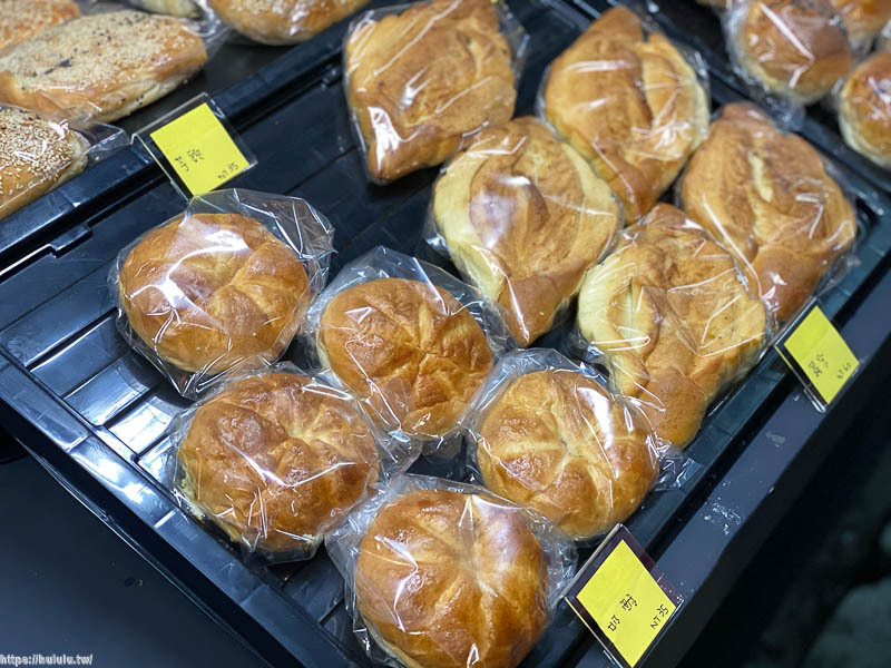 台南麵包推薦「圓包包麵包店」隱身在市場裡的麵包香！台式手感麵包！法國麵粉＋法式奶油真材實料創新口味。|水仙宮市場店| - 花露露 の花花世界