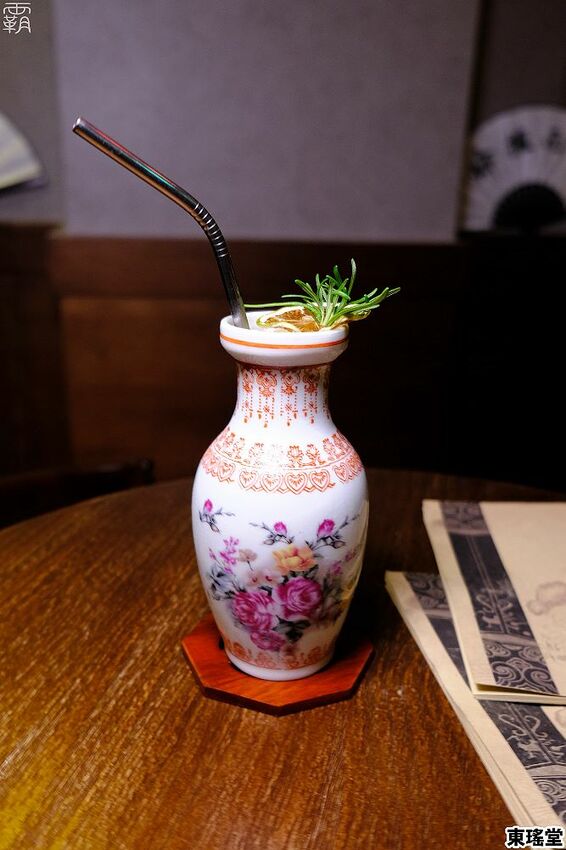 復古中藥行超有特色，東瑤堂不賣中藥，賣的是牛肉麵跟堂主特調！