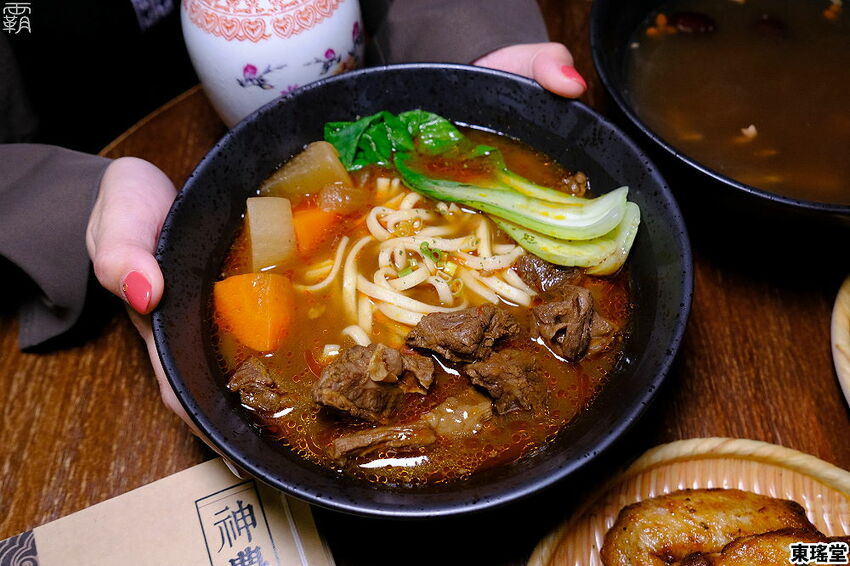 復古中藥行超有特色，東瑤堂不賣中藥，賣的是牛肉麵跟堂主特調！