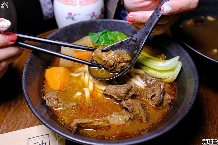復古中藥行超有特色，東瑤堂不賣中藥，賣的是牛肉麵跟堂主特調！