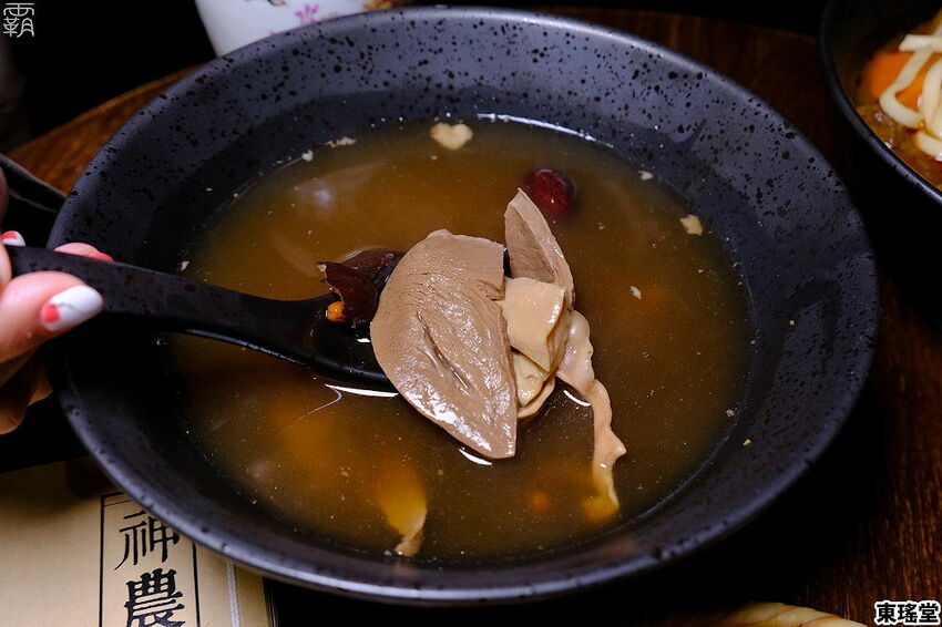 復古中藥行超有特色，東瑤堂不賣中藥，賣的是牛肉麵跟堂主特調！