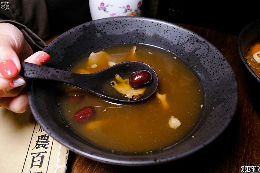 復古中藥行超有特色，東瑤堂不賣中藥，賣的是牛肉麵跟堂主特調！