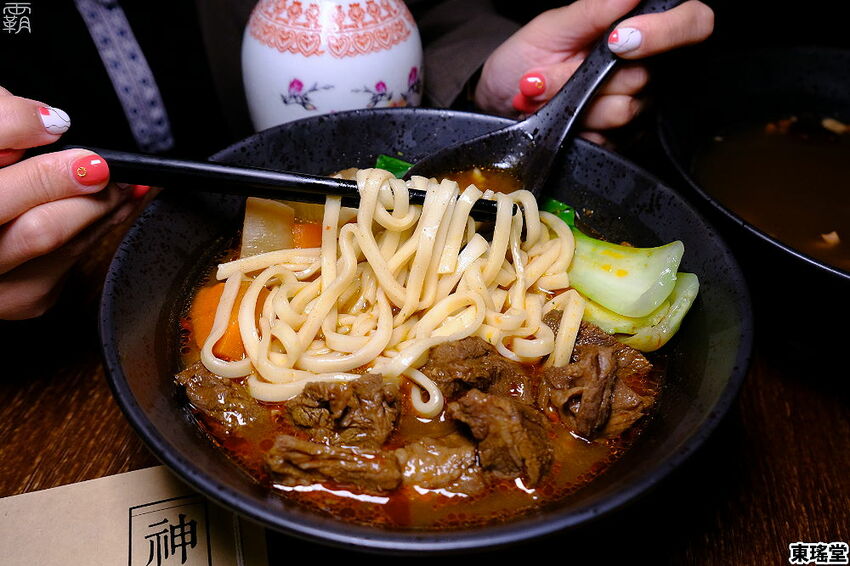 復古中藥行超有特色，東瑤堂不賣中藥，賣的是牛肉麵跟堂主特調！