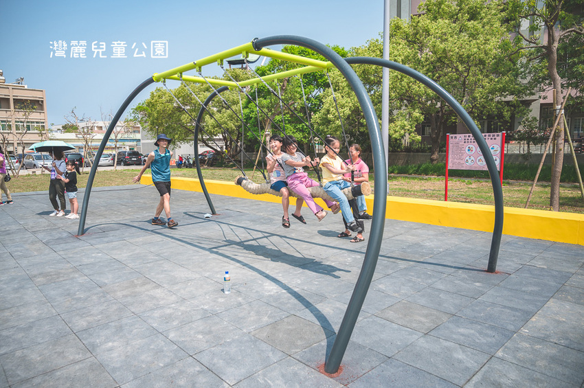 ｜特色公園｜灣麗親子公園，斗笠造型石子溜滑梯、攀爬天空隧道、隱藏在圓樓底下的沙坑，孩子玩瘋啦 - Hallo！Im 婷兒