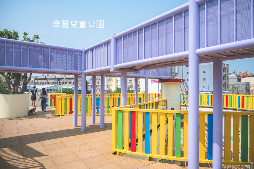｜特色公園｜灣麗親子公園，斗笠造型石子溜滑梯、攀爬天空隧道、隱藏在圓樓底下的沙坑，孩子玩瘋啦 - Hallo！Im 婷兒