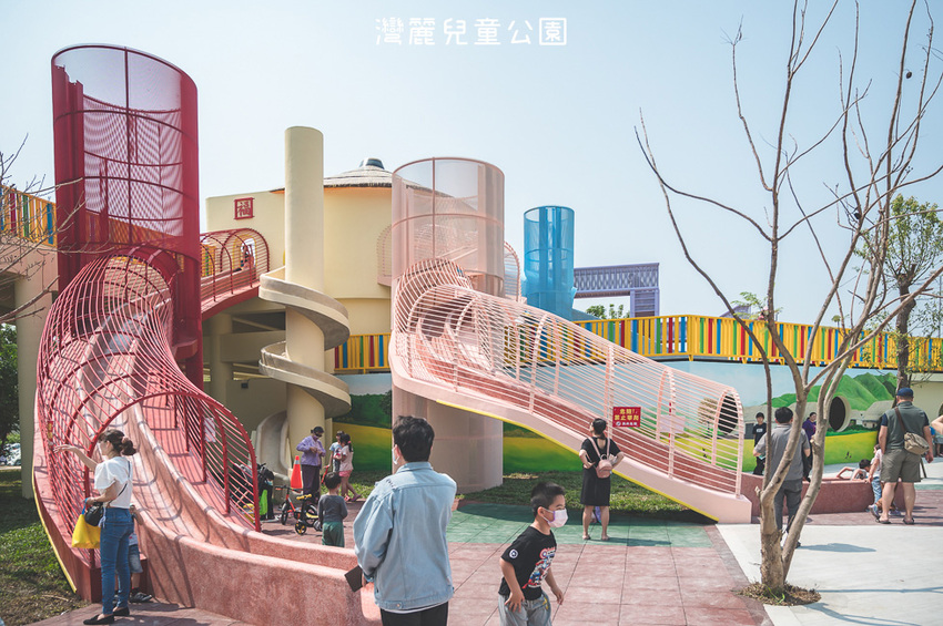 ｜特色公園｜灣麗親子公園，斗笠造型石子溜滑梯、攀爬天空隧道、隱藏在圓樓底下的沙坑，孩子玩瘋啦 - Hallo！Im 婷兒