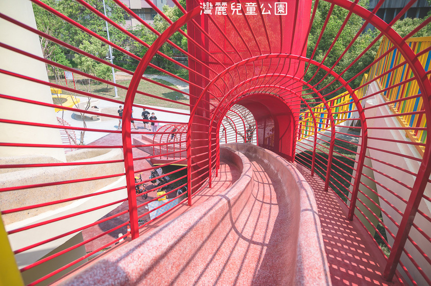 ｜特色公園｜灣麗親子公園，斗笠造型石子溜滑梯、攀爬天空隧道、隱藏在圓樓底下的沙坑，孩子玩瘋啦 - Hallo！Im 婷兒
