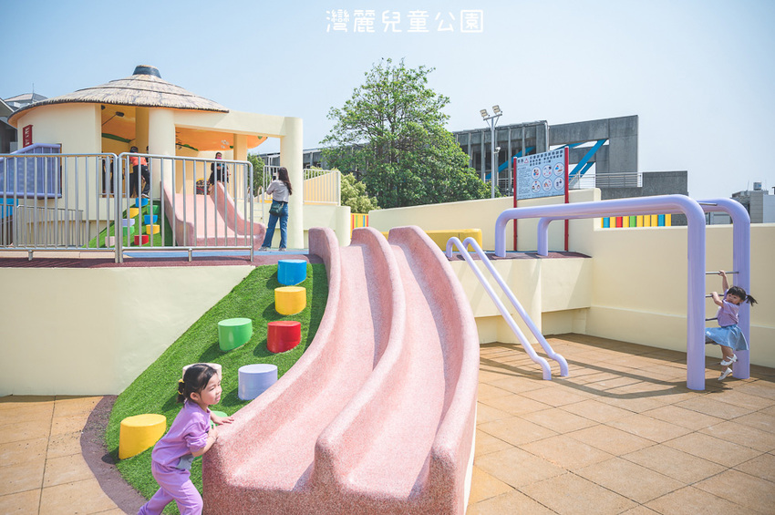 ｜特色公園｜灣麗親子公園，斗笠造型石子溜滑梯、攀爬天空隧道、隱藏在圓樓底下的沙坑，孩子玩瘋啦 - Hallo！Im 婷兒