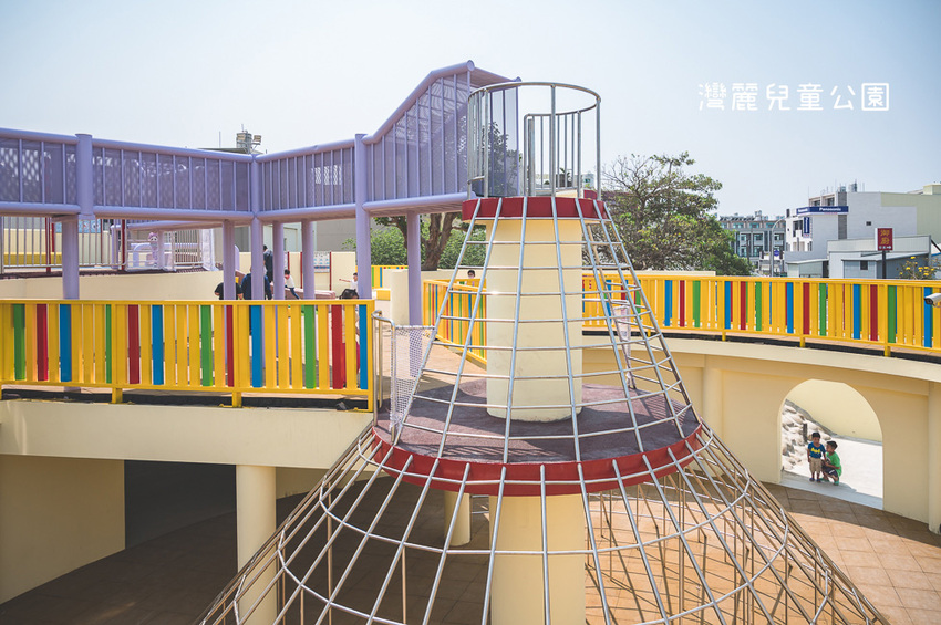 ｜特色公園｜灣麗親子公園，斗笠造型石子溜滑梯、攀爬天空隧道、隱藏在圓樓底下的沙坑，孩子玩瘋啦 - Hallo！Im 婷兒