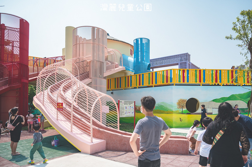 ｜特色公園｜灣麗親子公園，斗笠造型石子溜滑梯、攀爬天空隧道、隱藏在圓樓底下的沙坑，孩子玩瘋啦 - Hallo！Im 婷兒