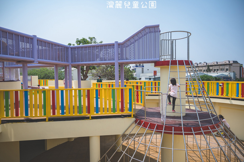 ｜特色公園｜灣麗親子公園，斗笠造型石子溜滑梯、攀爬天空隧道、隱藏在圓樓底下的沙坑，孩子玩瘋啦 - Hallo！Im 婷兒