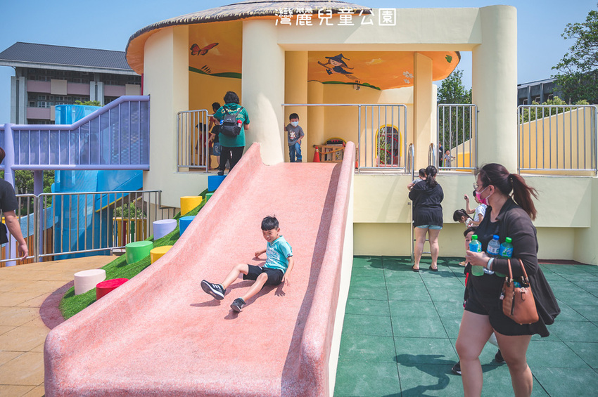 ｜特色公園｜灣麗親子公園，斗笠造型石子溜滑梯、攀爬天空隧道、隱藏在圓樓底下的沙坑，孩子玩瘋啦 - Hallo！Im 婷兒