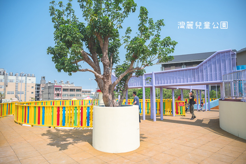 ｜特色公園｜灣麗親子公園，斗笠造型石子溜滑梯、攀爬天空隧道、隱藏在圓樓底下的沙坑，孩子玩瘋啦 - Hallo！Im 婷兒