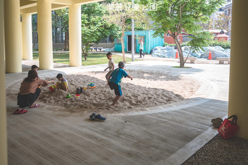 ｜特色公園｜灣麗親子公園，斗笠造型石子溜滑梯、攀爬天空隧道、隱藏在圓樓底下的沙坑，孩子玩瘋啦 - Hallo！Im 婷兒