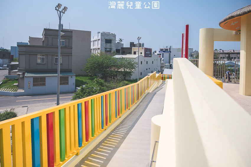 ｜特色公園｜灣麗親子公園，斗笠造型石子溜滑梯、攀爬天空隧道、隱藏在圓樓底下的沙坑，孩子玩瘋啦 - Hallo！Im 婷兒