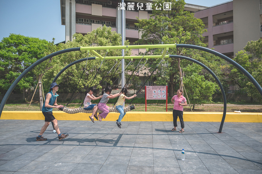 ｜特色公園｜灣麗親子公園，斗笠造型石子溜滑梯、攀爬天空隧道、隱藏在圓樓底下的沙坑，孩子玩瘋啦 - Hallo！Im 婷兒
