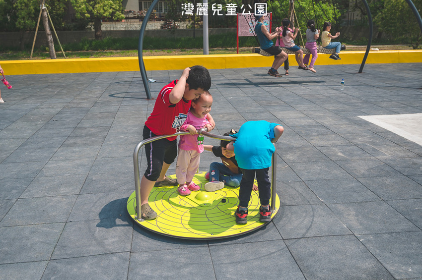 ｜特色公園｜灣麗親子公園，斗笠造型石子溜滑梯、攀爬天空隧道、隱藏在圓樓底下的沙坑，孩子玩瘋啦 - Hallo！Im 婷兒