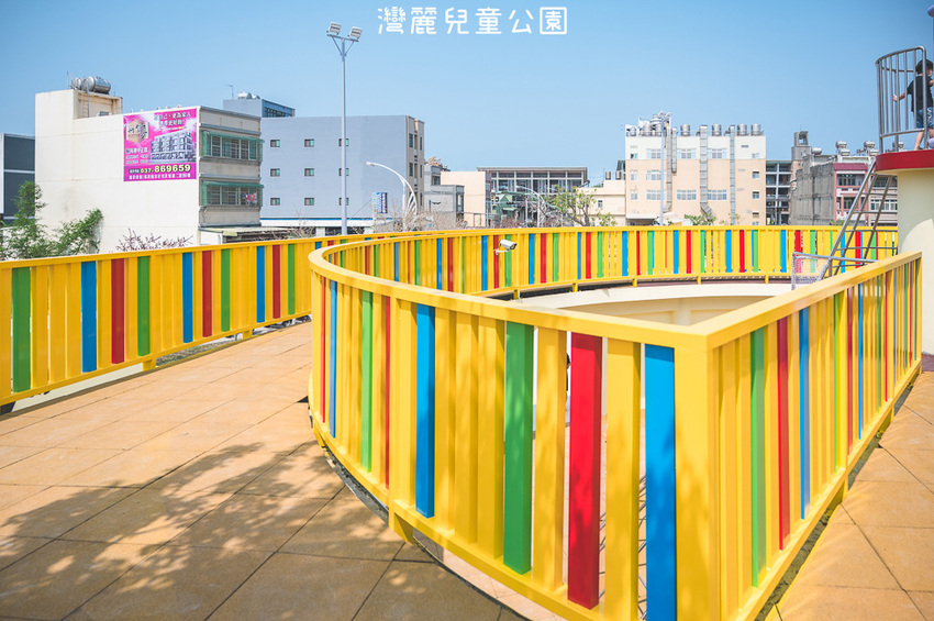 ｜特色公園｜灣麗親子公園，斗笠造型石子溜滑梯、攀爬天空隧道、隱藏在圓樓底下的沙坑，孩子玩瘋啦 - Hallo！Im 婷兒