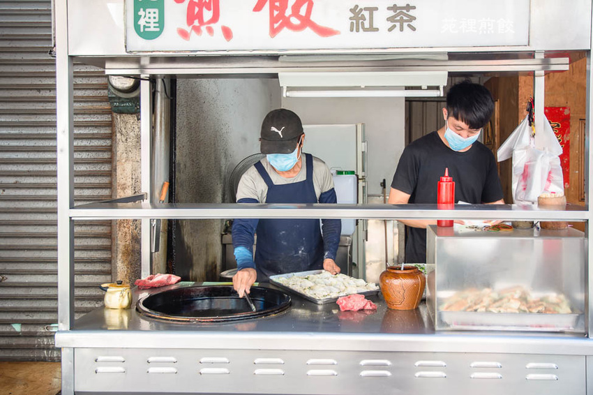 ｜特色公園｜灣麗親子公園，斗笠造型石子溜滑梯、攀爬天空隧道、隱藏在圓樓底下的沙坑，孩子玩瘋啦 - Hallo！Im 婷兒