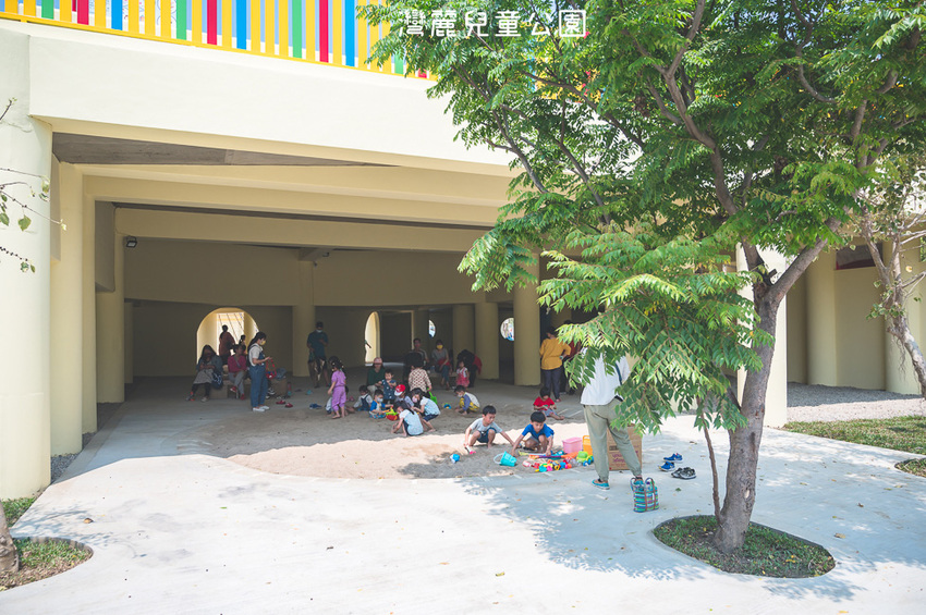 ｜特色公園｜灣麗親子公園，斗笠造型石子溜滑梯、攀爬天空隧道、隱藏在圓樓底下的沙坑，孩子玩瘋啦 - Hallo！Im 婷兒