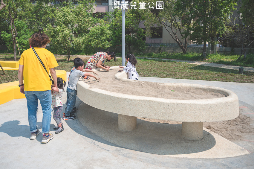 ｜特色公園｜灣麗親子公園，斗笠造型石子溜滑梯、攀爬天空隧道、隱藏在圓樓底下的沙坑，孩子玩瘋啦 - Hallo！Im 婷兒