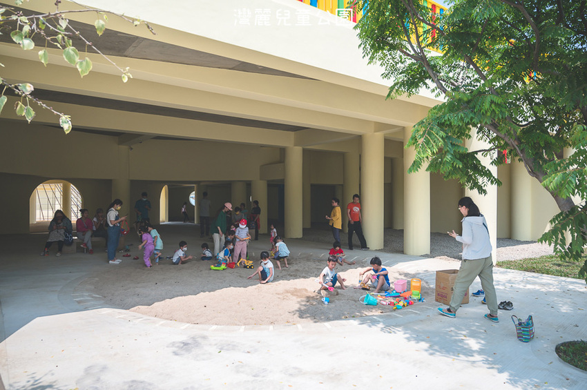 ｜特色公園｜灣麗親子公園，斗笠造型石子溜滑梯、攀爬天空隧道、隱藏在圓樓底下的沙坑，孩子玩瘋啦 - Hallo！Im 婷兒