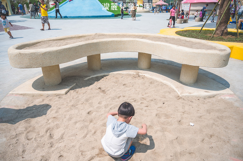 ｜特色公園｜灣麗親子公園，斗笠造型石子溜滑梯、攀爬天空隧道、隱藏在圓樓底下的沙坑，孩子玩瘋啦 - Hallo！Im 婷兒