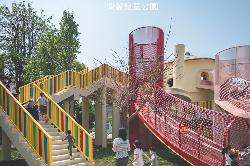 ｜特色公園｜灣麗親子公園，斗笠造型石子溜滑梯、攀爬天空隧道、隱藏在圓樓底下的沙坑，孩子玩瘋啦 - Hallo！Im 婷兒