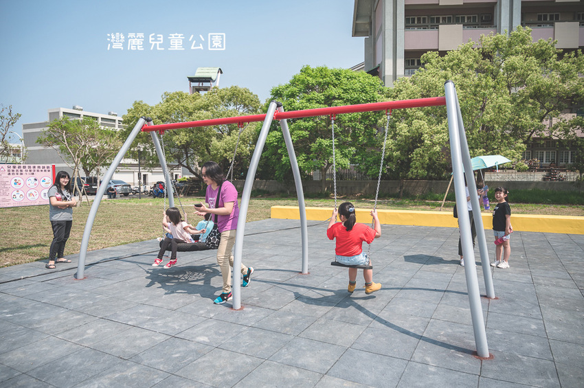 ｜特色公園｜灣麗親子公園，斗笠造型石子溜滑梯、攀爬天空隧道、隱藏在圓樓底下的沙坑，孩子玩瘋啦 - Hallo！Im 婷兒