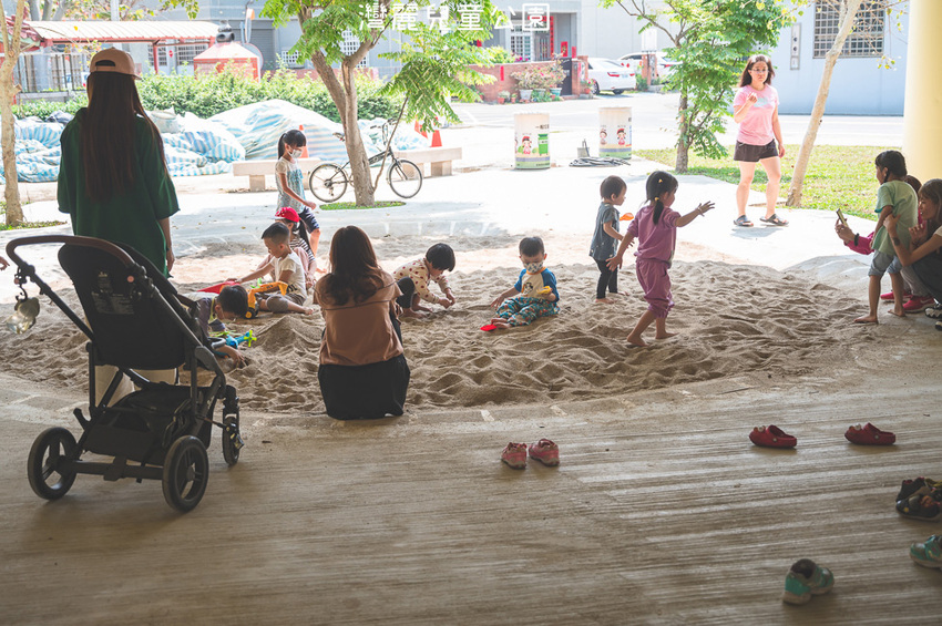 ｜特色公園｜灣麗親子公園，斗笠造型石子溜滑梯、攀爬天空隧道、隱藏在圓樓底下的沙坑，孩子玩瘋啦 - Hallo！Im 婷兒