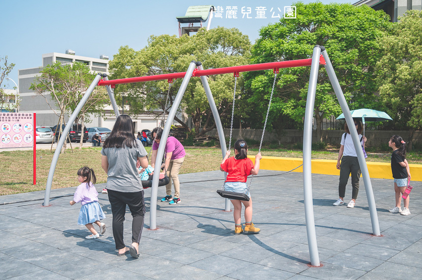 ｜特色公園｜灣麗親子公園，斗笠造型石子溜滑梯、攀爬天空隧道、隱藏在圓樓底下的沙坑，孩子玩瘋啦 - Hallo！Im 婷兒
