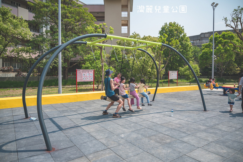 ｜特色公園｜灣麗親子公園，斗笠造型石子溜滑梯、攀爬天空隧道、隱藏在圓樓底下的沙坑，孩子玩瘋啦 - Hallo！Im 婷兒
