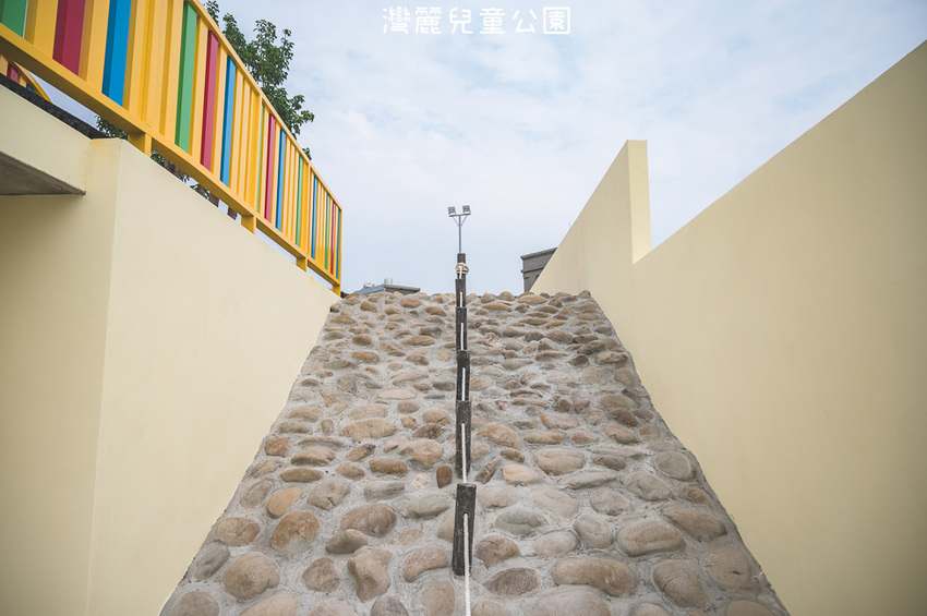 ｜特色公園｜灣麗親子公園，斗笠造型石子溜滑梯、攀爬天空隧道、隱藏在圓樓底下的沙坑，孩子玩瘋啦 - Hallo！Im 婷兒